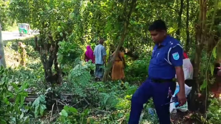 সখীপুর থানা পুলিশের উদ্যোগে ডাকাতি ও ছিনতাই রোধে সড়কের দু-পাশে পরিচ্ছন্ন অভিযান